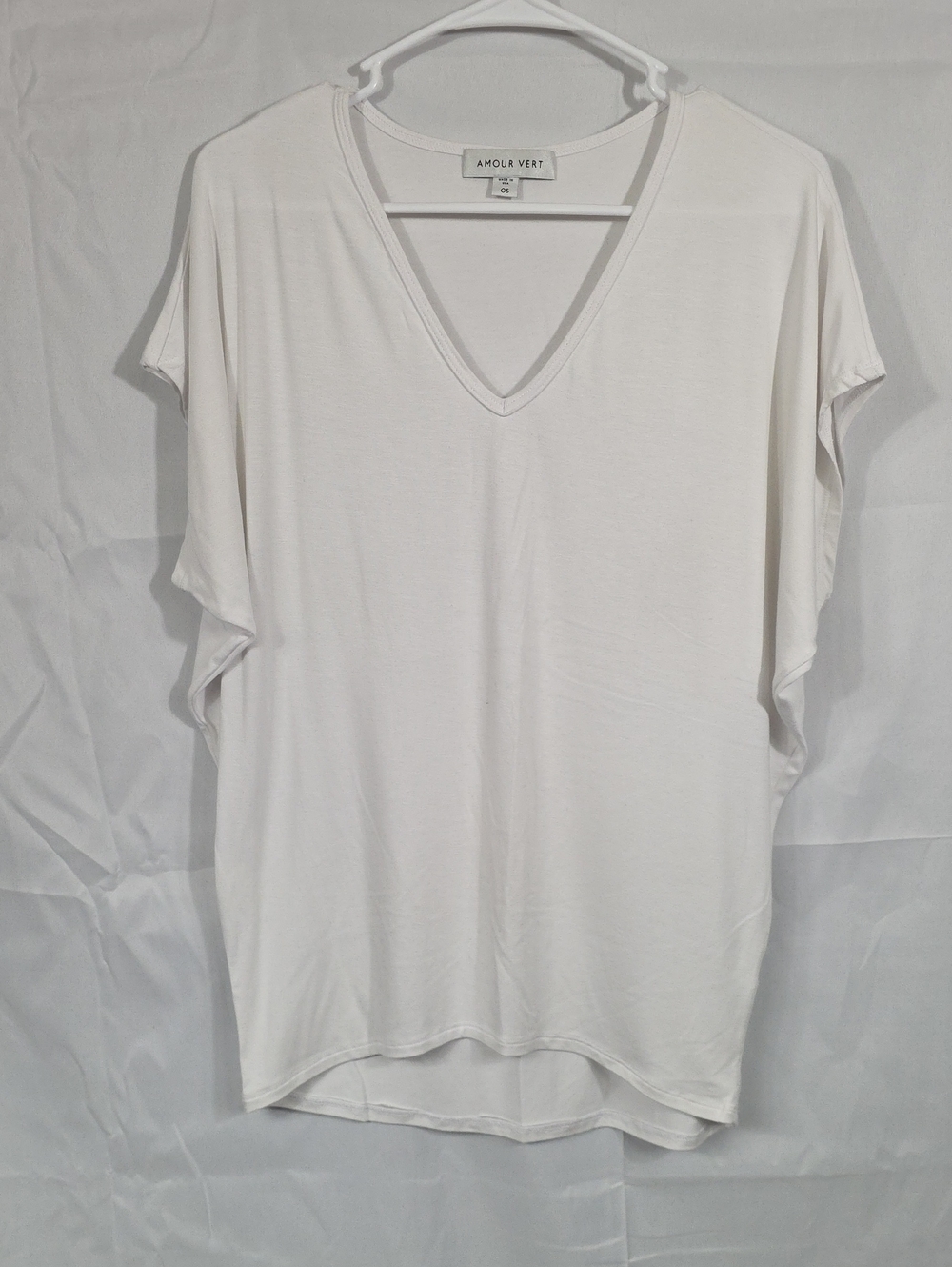 Amour Vert White V-Neck Short Sleeve Tee Womens One Size (Chris #45)